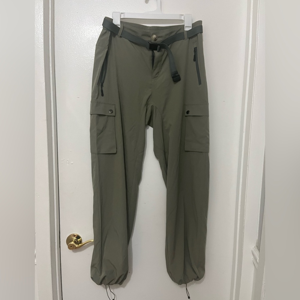 Women Olive Cargo Pants. Size Large. NWOT